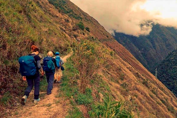 turistas-caminando-camino-inca