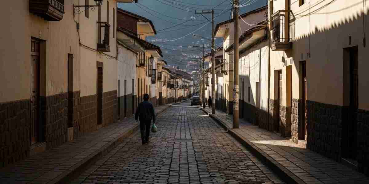 A slow-paced view of a cobblestone street in Cusco, illustrating gentle exploration to prevent Cusco altitude sickness.